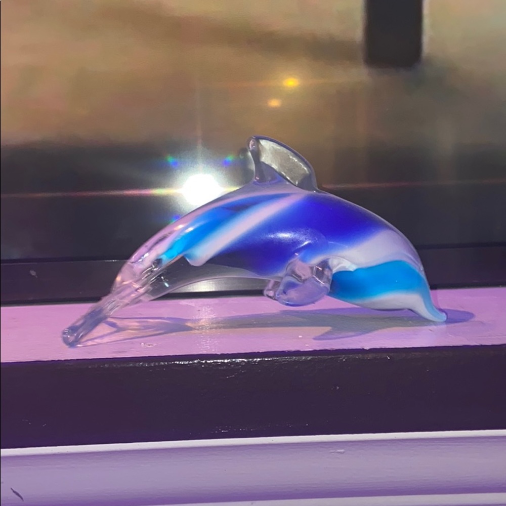 Glass dolphin room decor